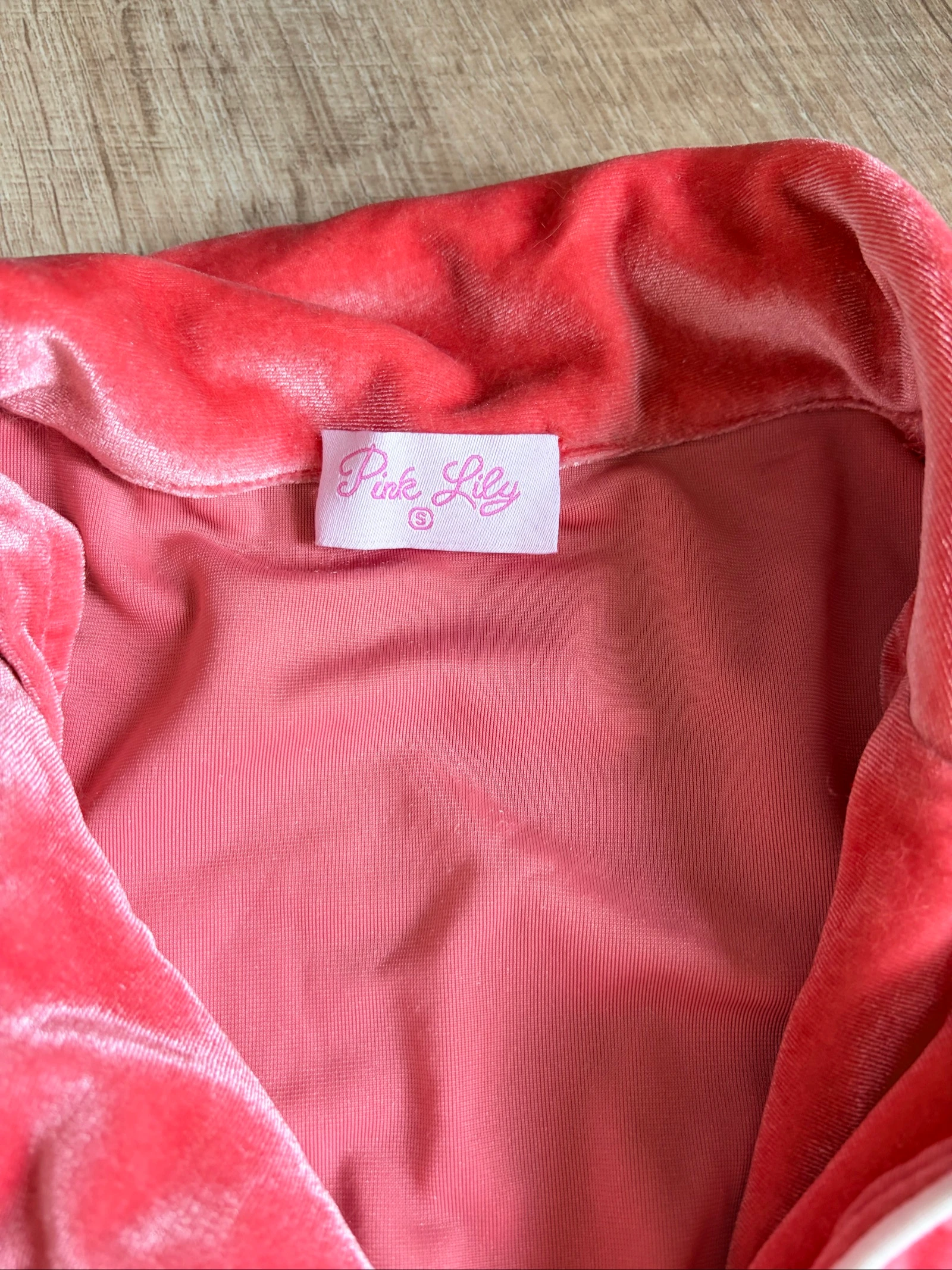 Blusa de pijama / homewear Pink Lily – cetim coral – tamanho P – photo 5